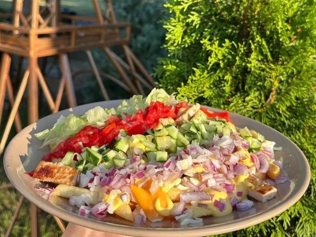 Картопля з м'ясом під сирною шапкою та овочами